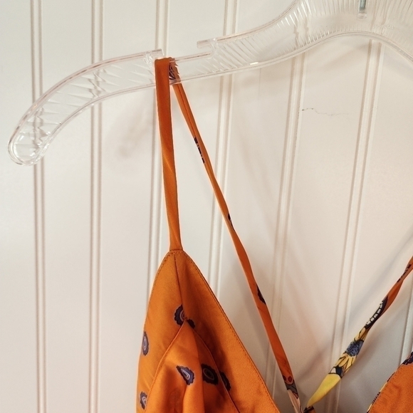 KLd-Signature backless w/thin criss cross straps on back. Deep v-neck Vibrant - Picture 9 of 14